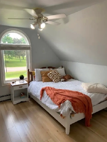 Bright and Spacious Upstairs Room image