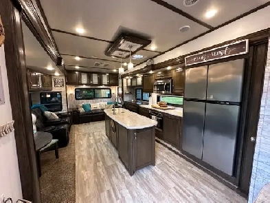 2018 Grand Design Solitude 5th Wheel for Sale image
