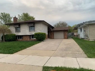 Bi level home in prime location on Forest Glad drive image