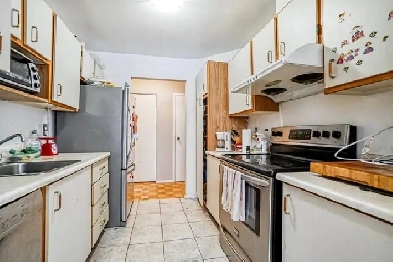 PROPRIT OFFRANT DE CHAMBRES  COUCHER  LAVAL image