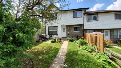 Beautiful 3 bedroom EndUnit Townhouse in Quiet Neighbourhood image