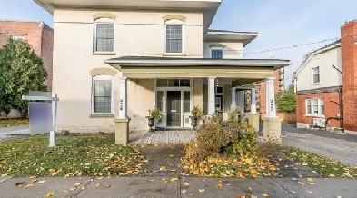 Gorgeous bright 1bedroom apartment in downtown Newmarket image