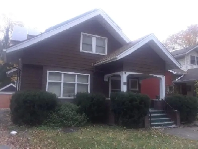 student roomclose to university and riverside image