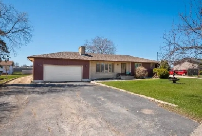 WellMaintained 3bdrm Bungalow in West St Paul w Dbl Att Garage image