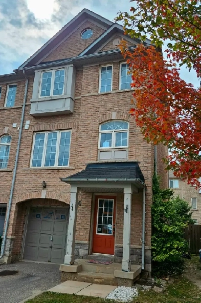 Townhouse in Brampton with 3 Bedrooms image