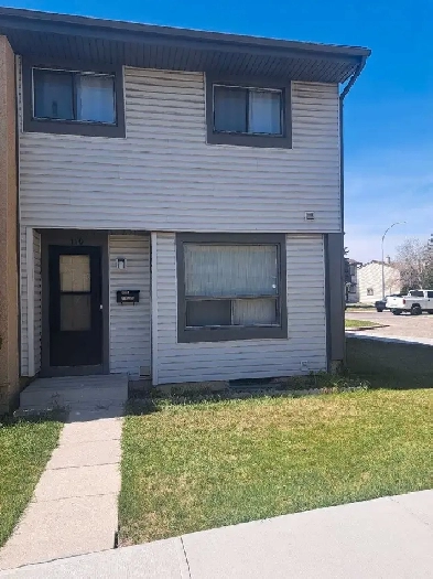 Beautiful 3 BHK Cnr unit Townhouse at Rundleson Calgary N image
