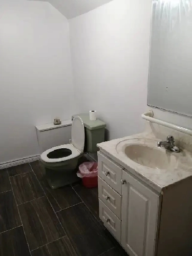 Rooms in a licensed house 5 min to Mc for student rent only image