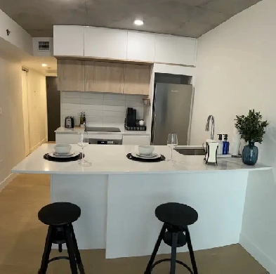 Condo Moderne Tout Meubl   Deux Pas du VieuxMontral image
