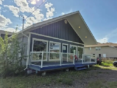 2017 BUILT MODERN SLEEK FINISHES HOME IN FORT ST  JAMES 425K image