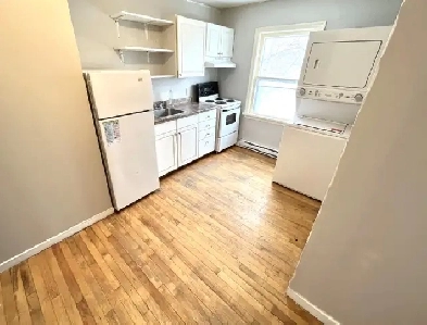 126C Empire Ave  One Bedroom Main Floor Next to Memorial Uni image