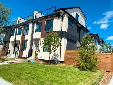 New Luxury 3Bedroom Condo with Rooftop patio close to Kingsway image