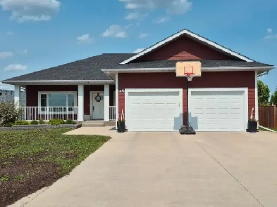 Beautiful fully finished home in Steinbach image