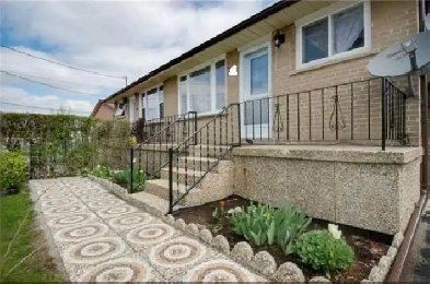 House for Rent 3 bedrooms Kennedy and Steeles image