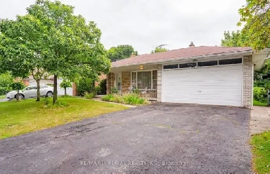 RENT HOUSE IN MISSISSAUGA 3 BDS 2 BTHRMS 2 PARKINGS image