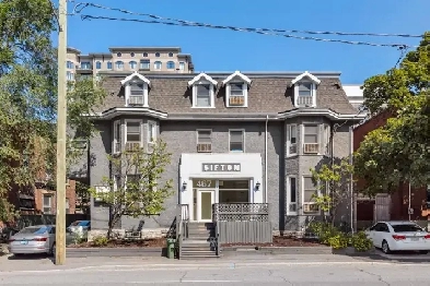 Studio unit downtown Ottawa Available NOW image