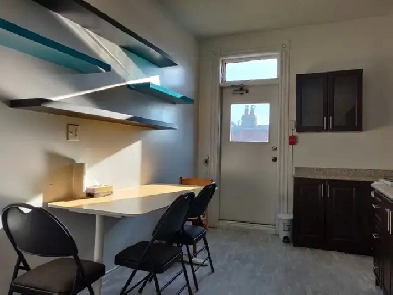 3Bedroom Downtown Apartment  For STUDENT Rent image