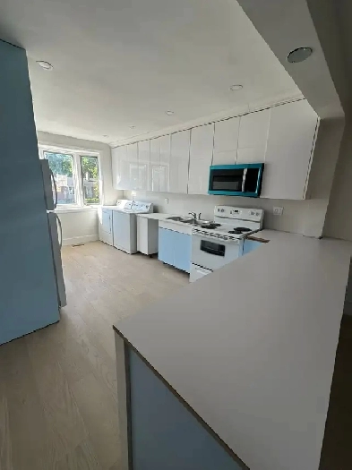 BRIGHT AND SPACIOUS ROOM FOR RENT  NEWMARKET  yonge and davis image