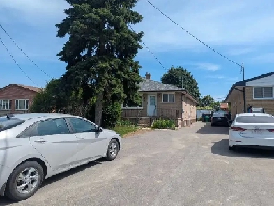 3 Bedroom Home in Brampton image