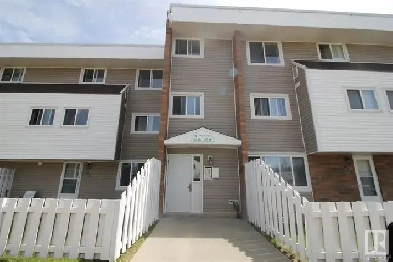 Top floor very big 2 bdrm cozy apartment right by a park image