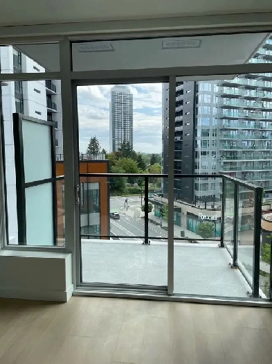 Condo For Rent in Plaza One Surrey  Brand New image