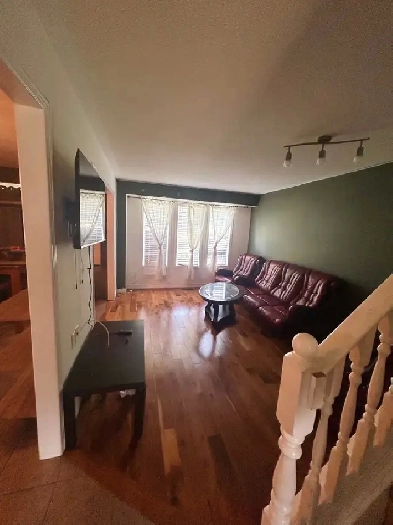 Announcement Roommates Wanted  Female Students 8 Minutes from image