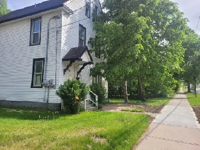 Unit D3 424 University Ave 4bedroom apt 1bath 1kitchenSouth image