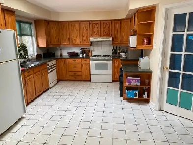 Master Bedroom Near CU 7 mins walk to Greenboro Station image