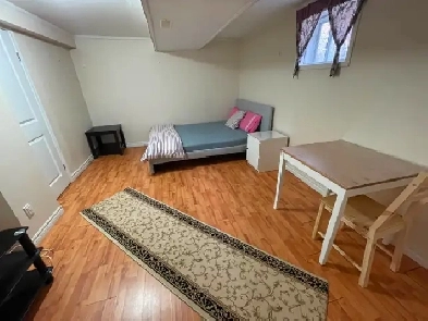 PRIVATE ROOM SHARED WITH FEMALE STUDENT MIDLAND  EGLINTON image
