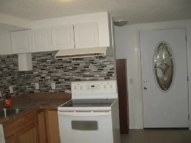 Room for rent close UoC and brentwood C train image
