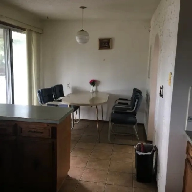Main floor room for rent cls to UoC and Dalhousie C train image