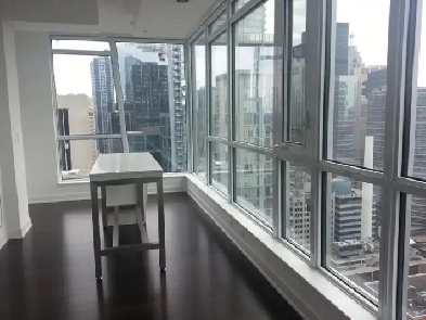 2 Bedrooms W 2 Bathrooms Unit Queen st  University Ave image