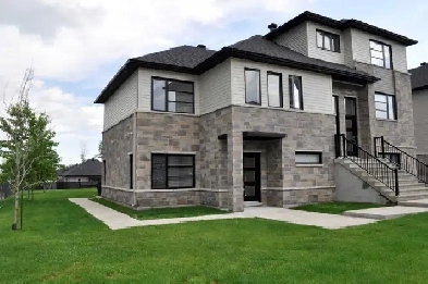 Luxury House 2 1 Garages 1st month Free EV LAFONTAINE image
