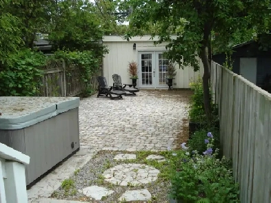 BEAUTIFUL UPPER BEACHES  1 BDRM APT  SEPT 1st image