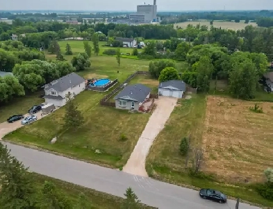 Beautiful 1176sqft Bungalow w Oversized 30x30 HeatedInsulated image