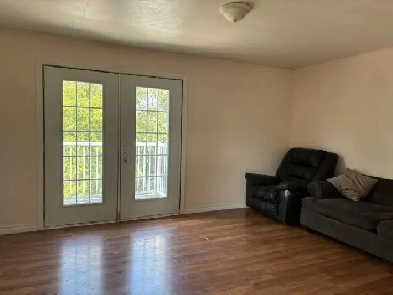 709 Irvine St Unit 01 3bedroom apt 1bath 1kitchenNortheast image