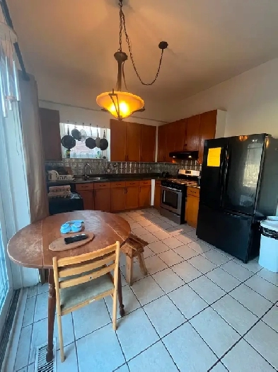 3 bedroom 1 bathroom detached house available August 1st image