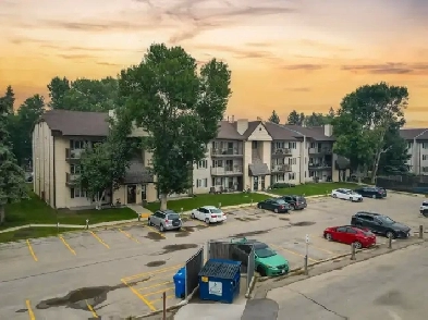 Tastefully Updated 2bdrm Top Floor EndUnit w InSuite Laundry image