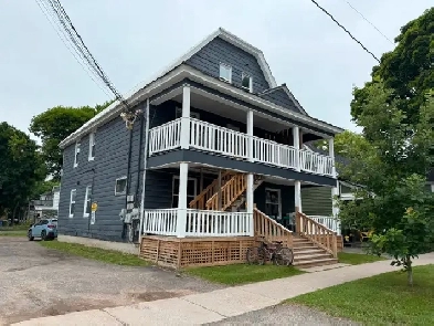 582 Charlotte St 3 bedroom top floor Move in ready image