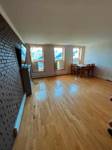 480 Queen Beautiful 2 bedroom unit Sept 1st 3rd floor image