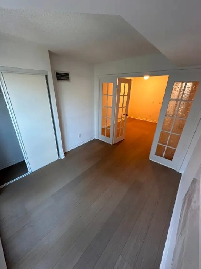Modern 1Bedroom Condo  Bay  College  All Utilities Included image