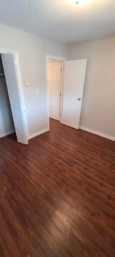 SPACIOUS  PET FRIENDLY  1 BEDROOM  DEN image