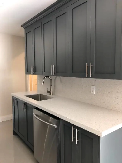 Port Credit  3 Bedrooms  1000 sqft with Parking  Balcony image