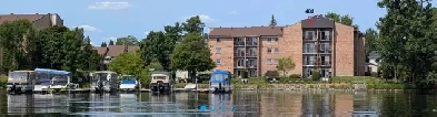 Magnifique condo 4 12 sur le bord de leau image