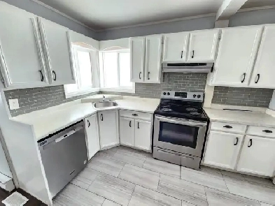 SPACIOUS  BRIGHT 3 Bdrm Main Floor For OCT 1 image