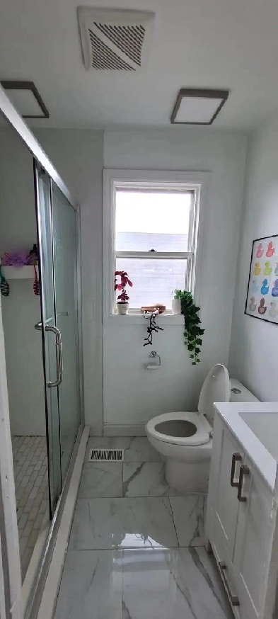 Unfurnished top floor Triplex 2kmonth 12 bedroombig Patio 2k image