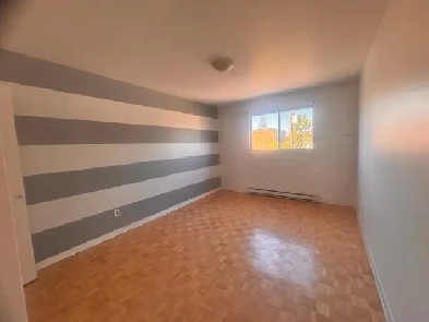Beau 4 12   rue Front  Longueuil image