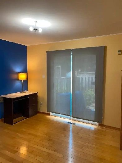 A PRIVATE MASTER BEDROOM IS AVAIBLE FOR RENT IN SCARBOROUGH AREA image