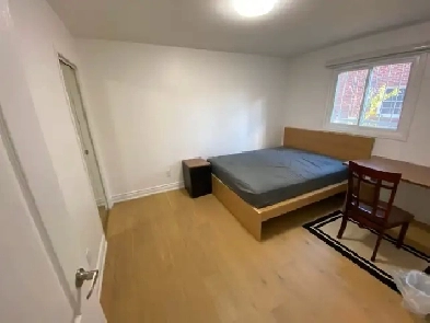 Renovatedcleanbright upstairs room OCT1 QEWErinMillsPkwy image