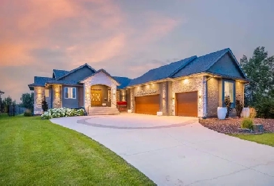 CustomBuilt 6bdrm Family Paradise in East St Paul image