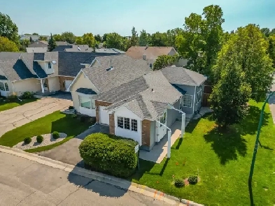 Stunning 4bdrm Bungalow w Lake Views  Full Finished Basement image